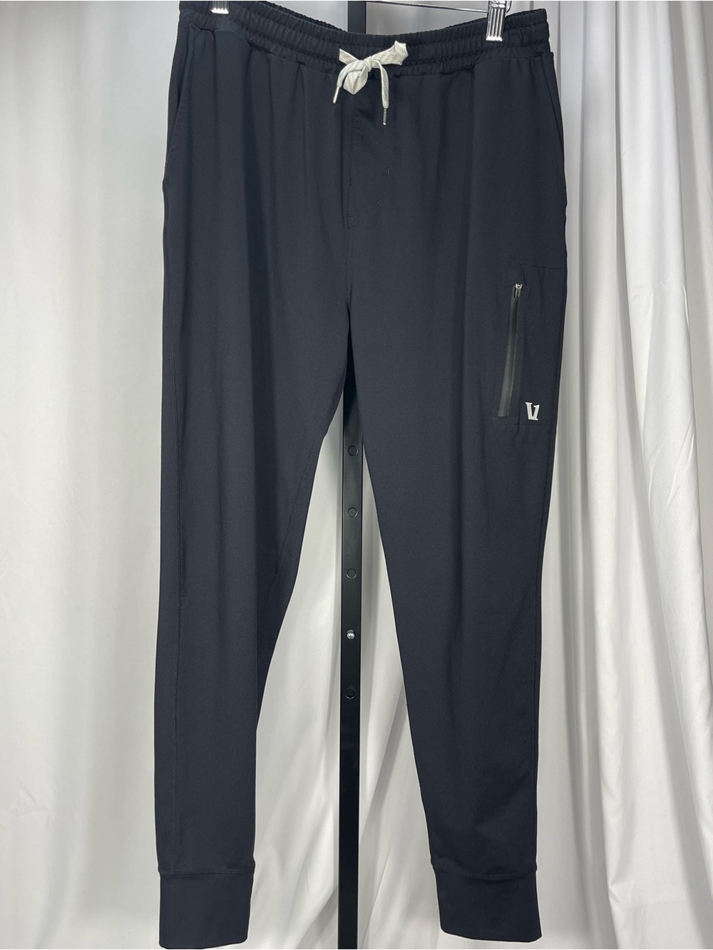 Men’s Vuori Black “Sunday Performance”joggers w/4 way stretch. Elevated style